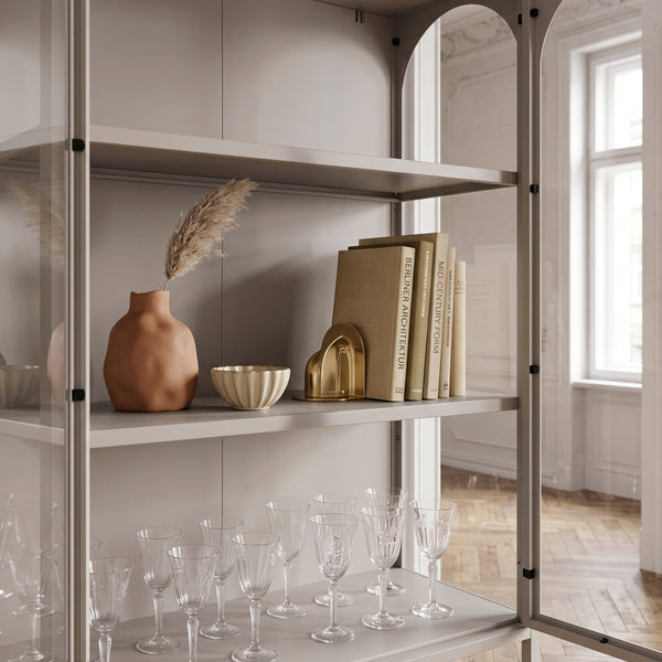 Vitrinenschrank Klippestad Stahl 160x80x35 cm Kamelfarben [en.casa]