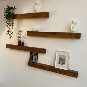 Wandregal Munkebo Kiefernholz, gebeizt in versch. Größen [en.casa]